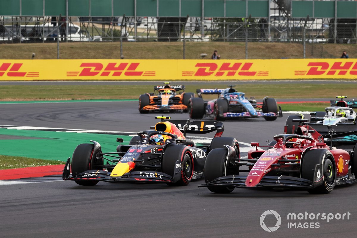 Charles Leclerc, Ferrari F1-75, lotta con Sergio Perez, Red Bull Racing RB18