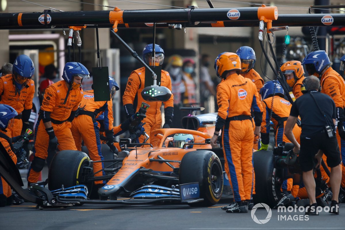 Daniel Ricciardo, McLaren MCL35M, al pit stop
