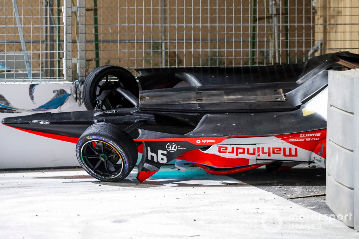 Mobil Alex Lynn, Mahindra Racing, M7Electro terbalik usai kecelakaan di Diriyah E-Prix II.