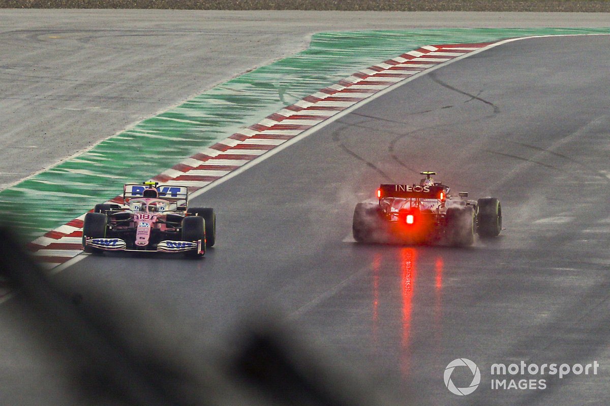 Valtteri Bottas, Mercedes F1 W11, fait un tête à queue alors que Lance Stroll, Racing Point RP20, le passe
