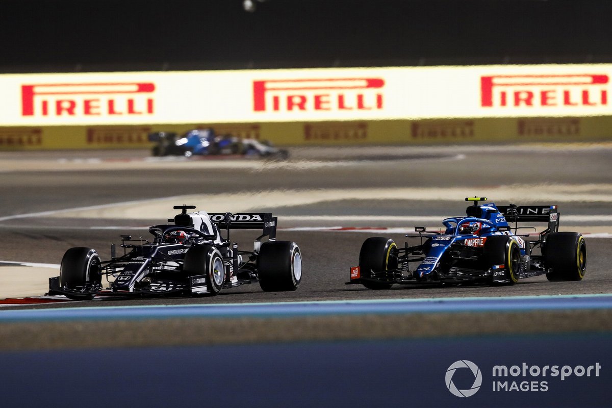 Yuki Tsunoda, AlphaTauri AT02, passes Esteban Ocon, Alpine A521