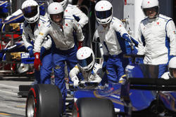 Marcus Ericsson, Sauber C36, pitstop
