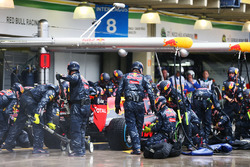 Max Verstappen, Red Bull Racing RB12 makes a pit stop