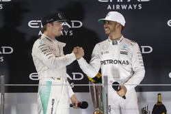 Чемпіон світу Ніко Росберг, Mercedes AMG F1 потискає руки членам команди та переможцю гонки Льюїсу Х