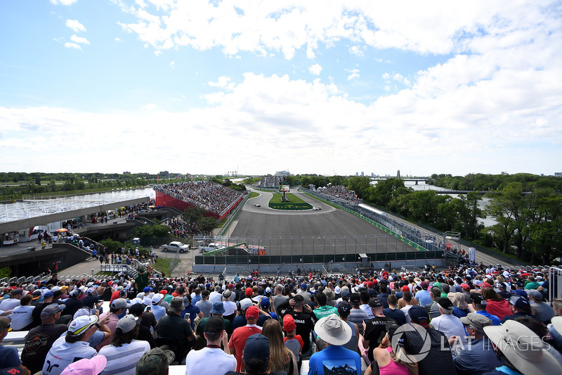 Fans at the hairpin