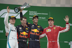 Podyum: Yarış galibi Daniel Ricciardo, Red Bull Racing, 2. Valtteri Bottas, Mercedes AMG F1, 3. Kimi Raikkonen, Ferrari ve Chris Gent, yarış mühendisi