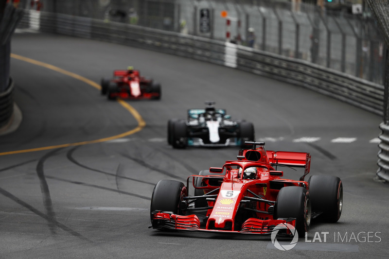 Себастьян Феттель, Ferrari SF71H, попереду Льюіса Хемілтона, Mercedes AMG F1 W09, Кімі Райкконена, Ferrari SF71H,