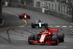 Sebastian Vettel, Ferrari SF71H, Lewis Hamilton, Mercedes AMG F1 W09 y Kimi Raikkonen, Ferrari SF71H