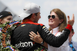1. Will Power, Team Penske Chevrolet, mit Kathy Penske