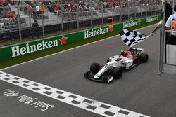 Charles Leclerc, Sauber C37, prende la bandiera a scacchi sventolata da Winnnie Harlow