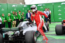 Il vincitore della gara Sebastian Vettel, Ferrari, festeggia nel parco chiuso