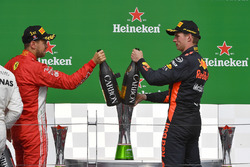 Себастьян Феттель, Ferrari та Макс Ферстаппен, Red Bull Racing святкують на подіумі із шампанським