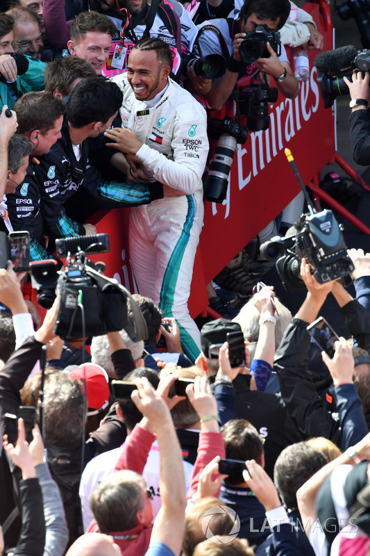 Переможець Льюіс Хемілтон, Mercedes-AMG F1 на подіумі
