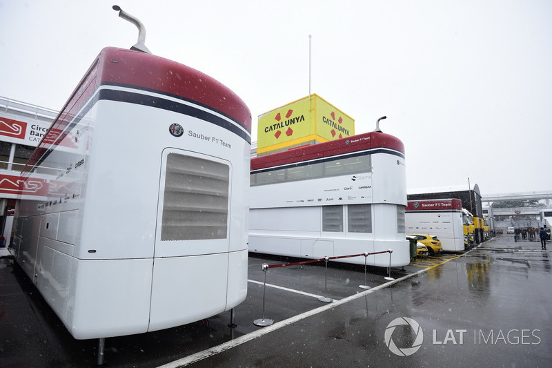 Трейлеры Alfa Romeo Sauber в заснеженном паддоке