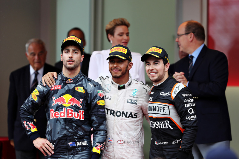 Podio de 2016: Lewis Hamilton, Mercedes AMG F1, Daniel Ricciardo, Red Bull Racing y Sergio Perez, Force India