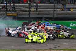 Start: Simon Pagenaud, Team Penske Chevrolet, führt, während Sébastien Bourdais, KV Racing Technology Chevrolet, und Tony Kanaan, Chip Ganassi Racing Chevrolet, crashen