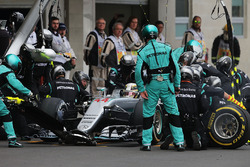 Boxenstopp: Lewis Hamilton, Mercedes AMG F1 W07 Hybrid