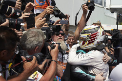 Winnaar Lewis Hamilton, Mercedes AMG F1 W07 Hybrid in parc ferme