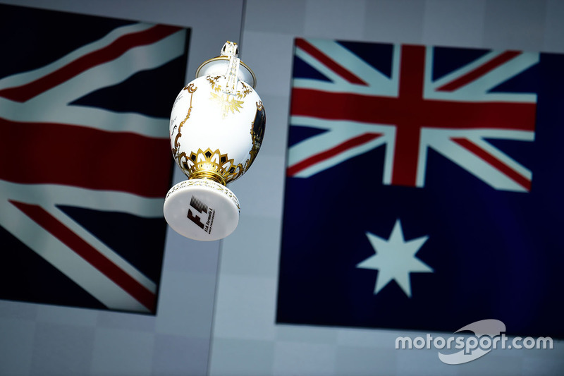 Трофей переможця гонки Льюїса Хемілтона, Mercedes AMG F1 на подіумі