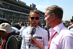 Jenson Button, McLaren met David Coulthard, Red Bull Racing en Scuderia Toro Rosso adviseur / Channe