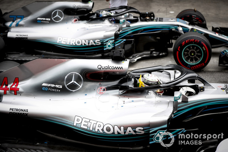 Lewis Hamilton, Mercedes AMG F1 W09 EQ Power+, estaciona junto a su compañero de equipo, Valtteri Bottas, Mercedes AMG F1 W09 EQ Power+, luego de lograr la pole position.