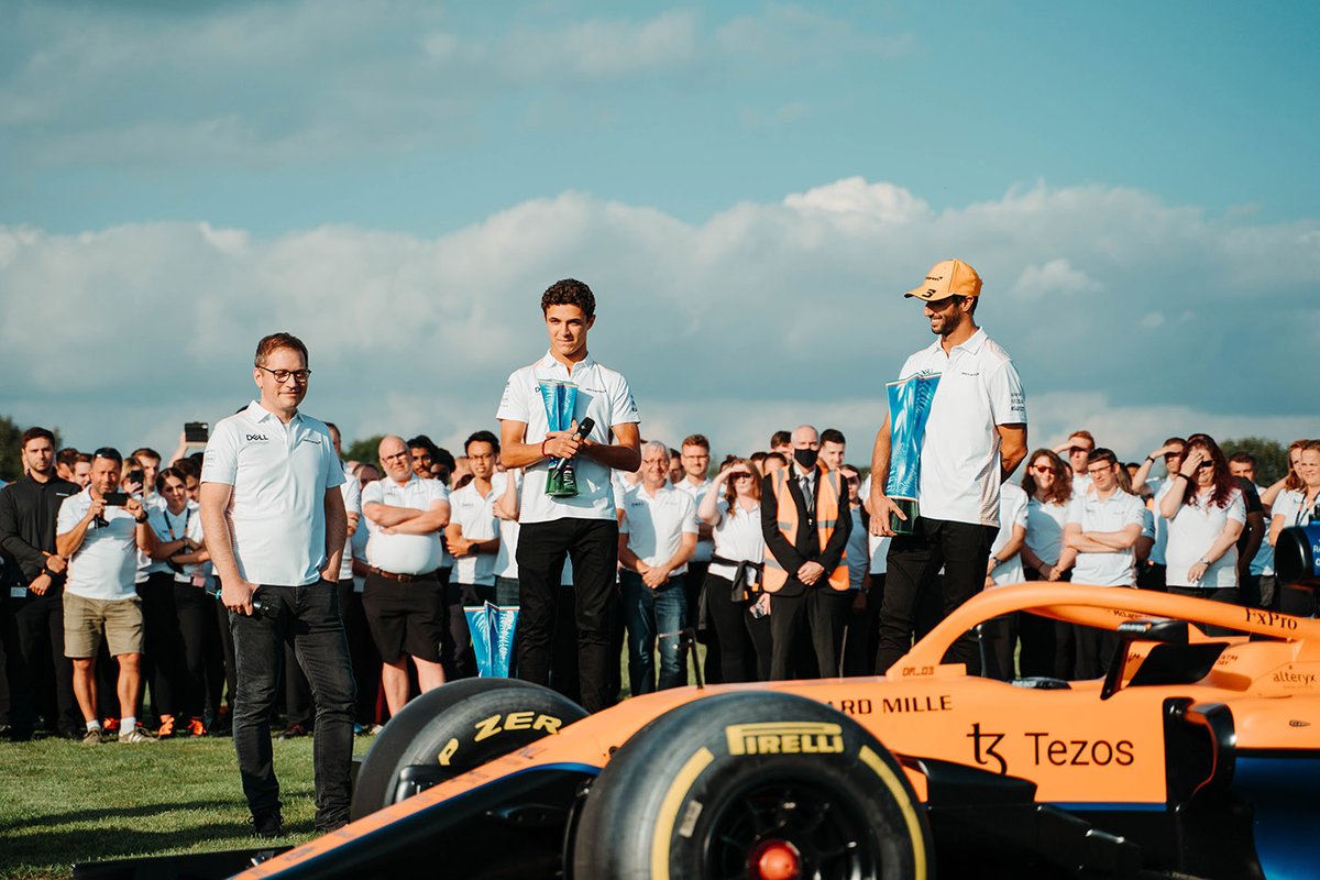 Daniel Ricciardo, McLaren, Lando Norris, McLaren, Andreas Seidl, Principal Tim, McLaren merayakan dengan anggota tim