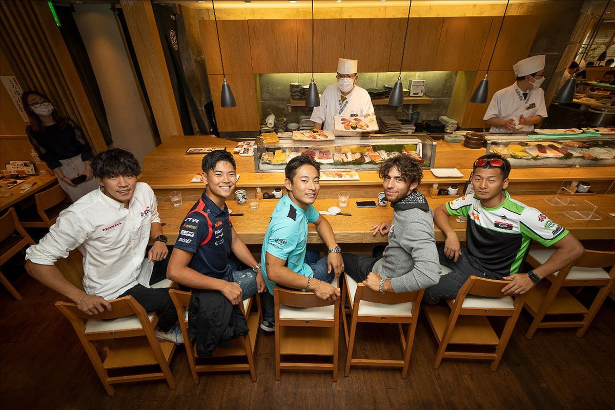 Tetsuta Nagashima (Team HRC), Ryusei Yamanaka (MT Helmets-MSI), Tatsuki Suzuki (Leopard Racing), Enea Bastianini (Gresini Racing), Kaito Toba (CIP Green Power) saat menyantap sushi di sebuah restoran di distrik Ginza, Jepang