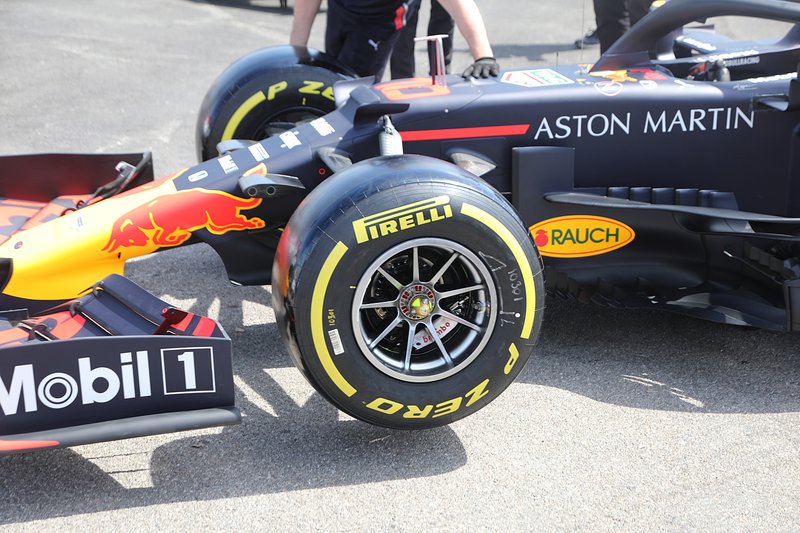 A Red Bull Racing RB15 első kereke Franciaországban