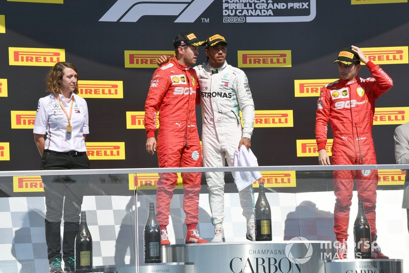 Победитель Льюис Хэмилтон, Mercedes AMG F1, второе место – Себастьян Феттель