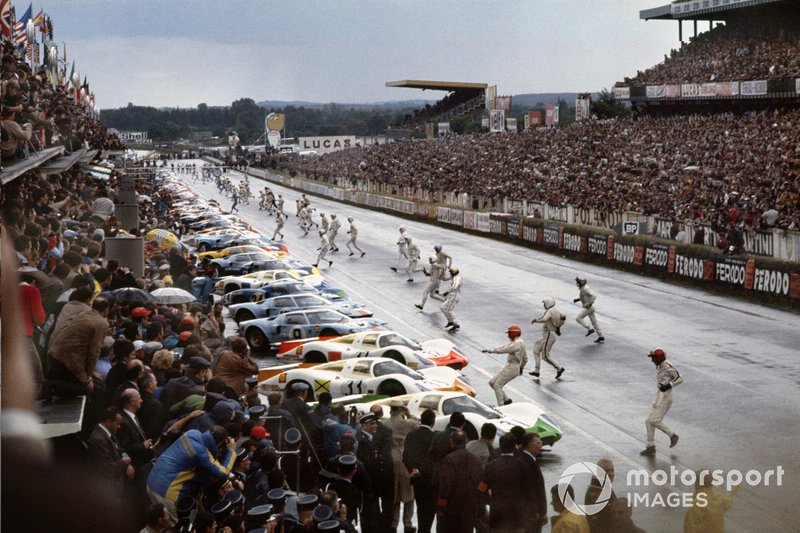 Старт гонки 1968 года. У Porsche все как у Ford года три назад: немецкие машины стоят первыми на старте, но по ходу гонки их пилотов ждет немало неприятных сюрпризов