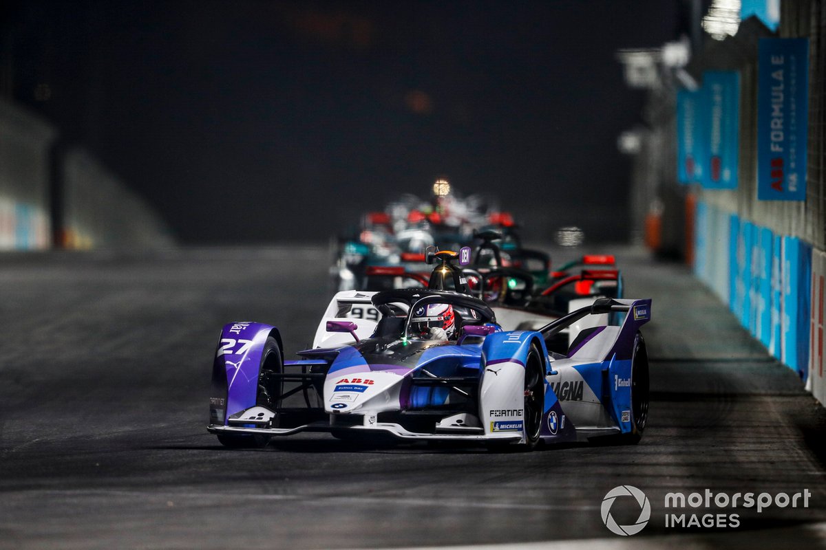 Jake Dennis, BMW I Andretti Motorsport, BMW iFE.21, saat memimpin Pascal Wehrlein, Tag Heuer Porsche, Porsche 99X Electric