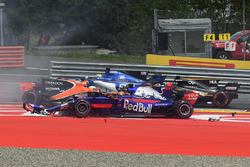 Kollision: Max Verstappen, Red Bull Racing RB13, Fernando Alonso, McLaren MCL32, Daniil Kvyat, Scude