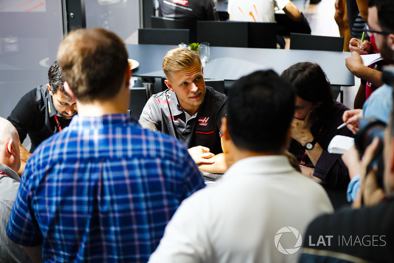 Kevin Magnussen, Haas F1 Team, avec les médias