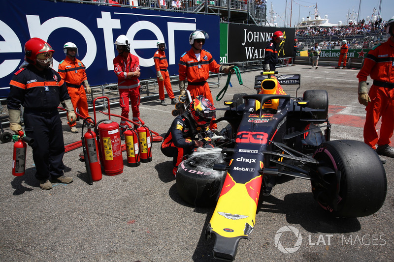 Max Verstappen, Red Bull Racing RB14, guarda la sua monoposto incidentata