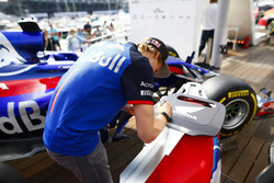 Brendon Hartley, Toro Rosso, signs a giant Honda key