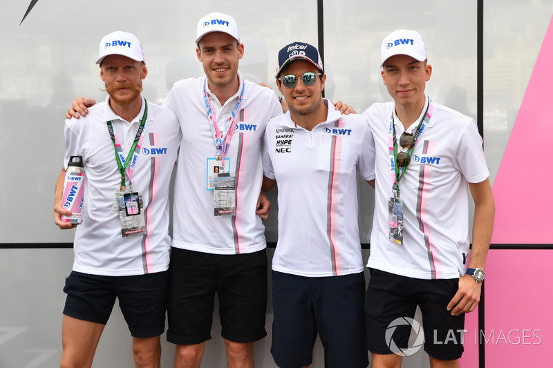 Sergio Perez, Force India dengan jawara olimpiade loncat ski asal Norwegia, Andreas Stjernen, Robert Johansson, dan Johann Andre Forfang
