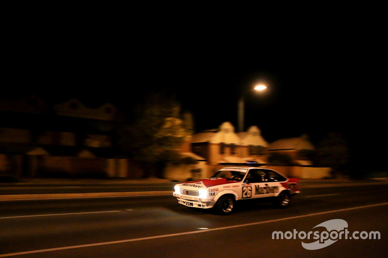 Un Holden Touring car en las calles de Adelaide