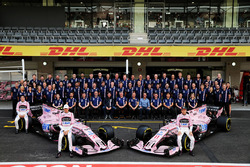 Esteban Ocon, Sahara Force India F1, Sergio Perez, Sahara Force India F1 with the team members