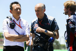 Старший керівний директор Honda Юсуке Хасегава, керівник Scuderia Toro Rosso Франц Тост