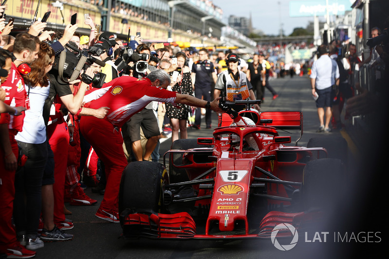 Maurizio Arrivabene, Team Principal, Ferrari, stringe la mano a Sebastian Vettel, Ferrari SF71H, 1° classificato. mentre porta la sua monoposto nel parco chiuso