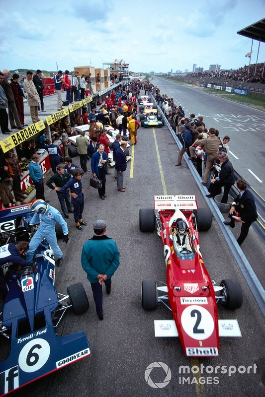 De pitstraat van Zandvoort in 1971 met op de voorgrond Cevert en Ickx.