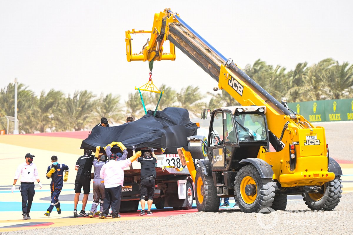 Mobil Lewis Hamilton, Mercedes W12, dimuat ke truk pengangkut