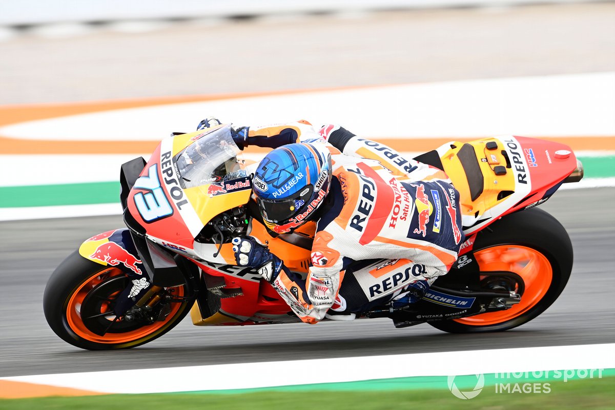 Pembalap Repsol Honda Alex Marquez saat memacu motornya di Sirkuit Ricardo Tormo, Valencia.