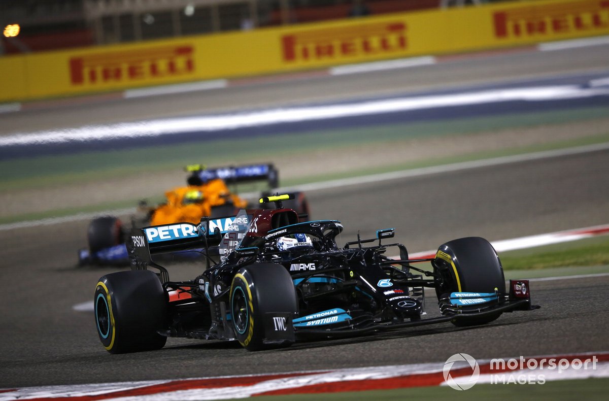 Valtteri Bottas menggeber Mercedes F1 W12 pada lomba pertama Kejuaraan Dunia Formula 1 2021, GP Bahrain, pada Minggu (28/3/2021) lalu.