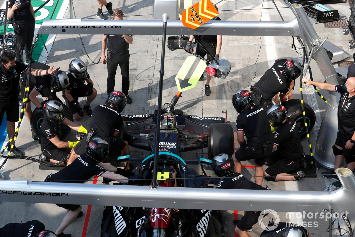 Latihan pit stop Mercedes W12