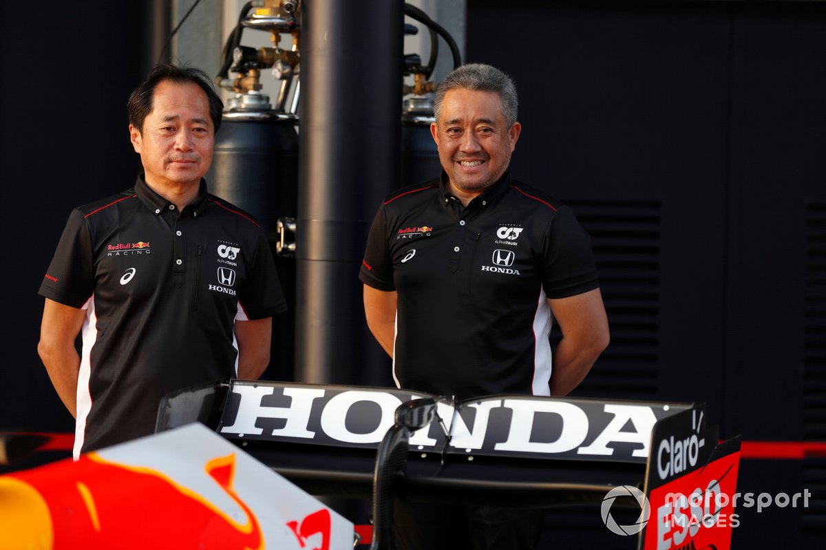 Toyoharu Tanabe, Jefe Técnico de F1 de Honda, y Masashi Yamamoto, Director General de Honda Motorsport, con el coche de Max Verstappen, Red Bull Racing RB16B