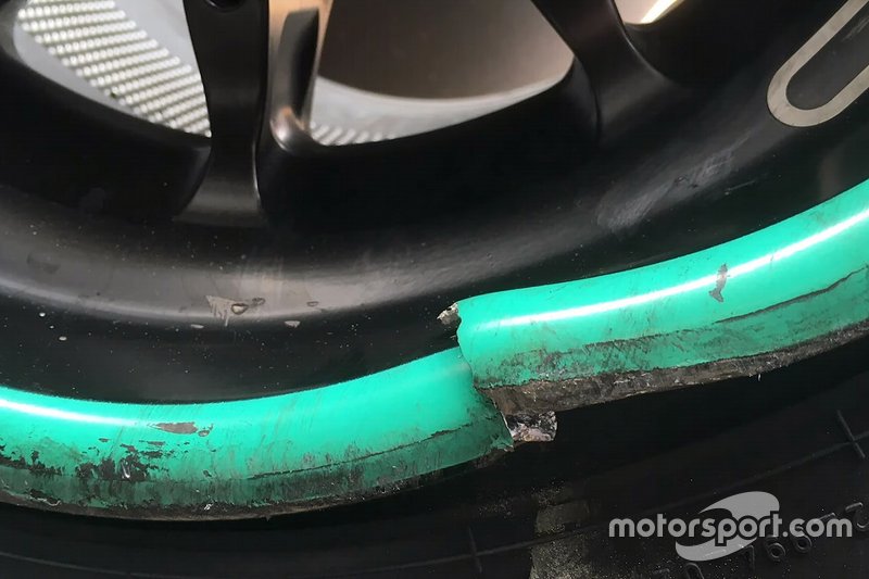 La jante endommagée de Valtteri Bottas, Mercedes AMG W10