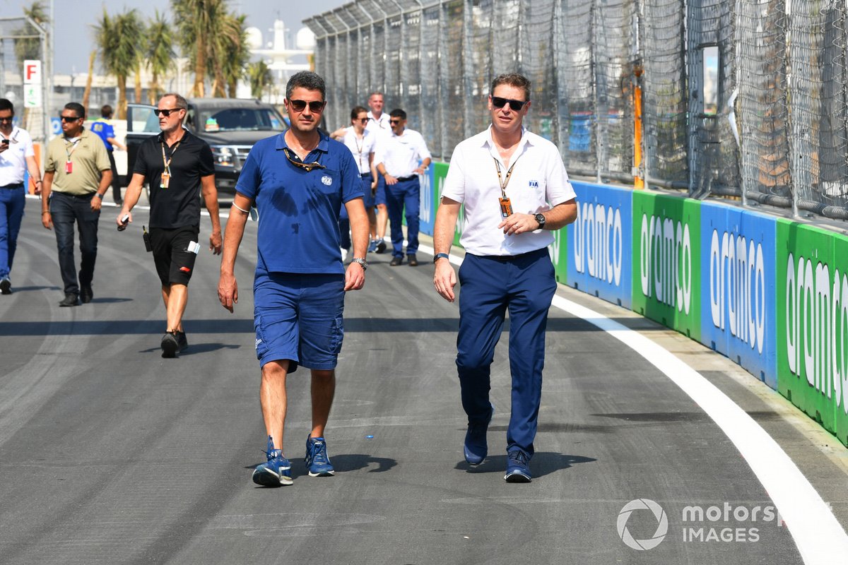 Michael Masi, director de carrera de la FIA para la F1, camina la pista junto a un colega.