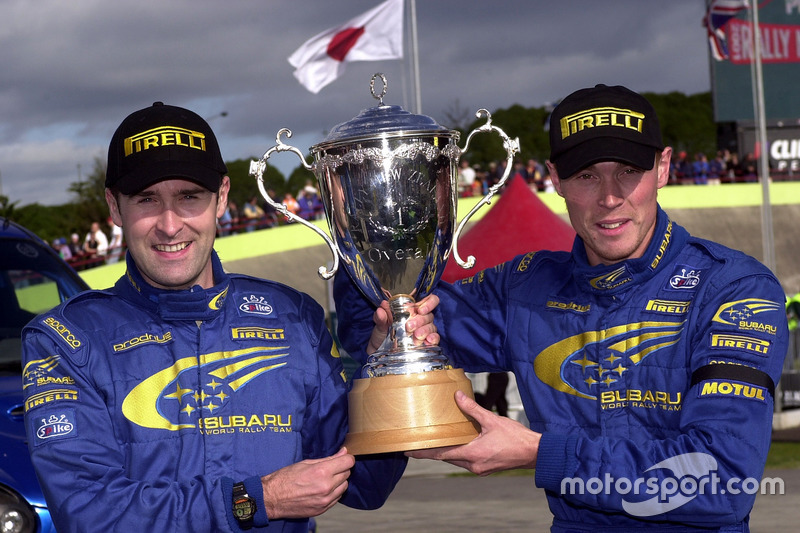 Richard Burns e Robert Reid festeggiano con i vincitori del trofeo