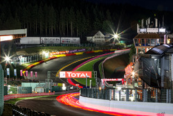Renn-Action in der Nacht bei den 24h Spa